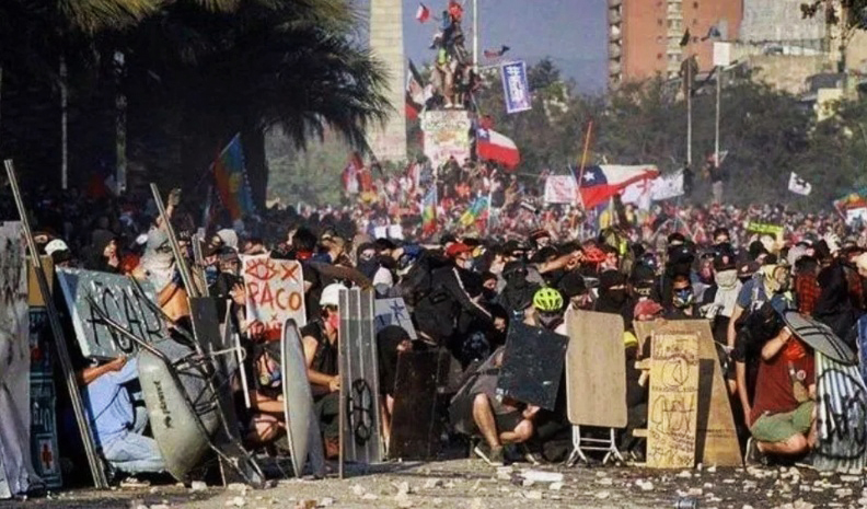  Chile:»Estallido social, revuelta y revolución». Artículo de Juan Pablo Cárdenas